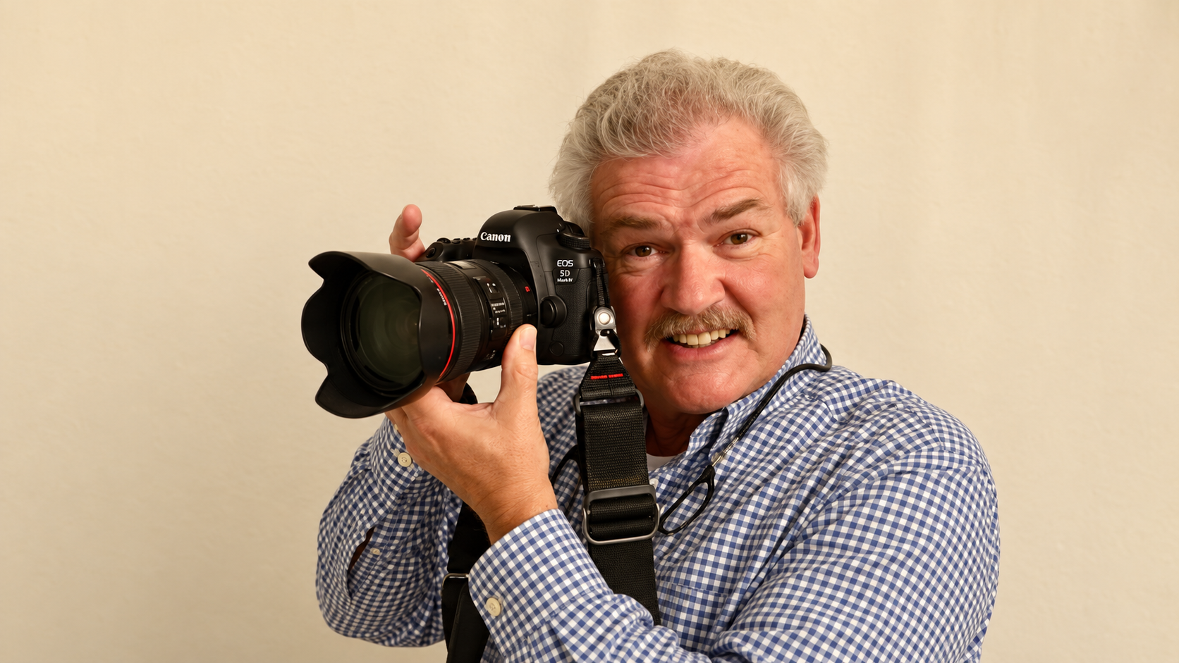 Glimlachende fotograaf met Canon-camera